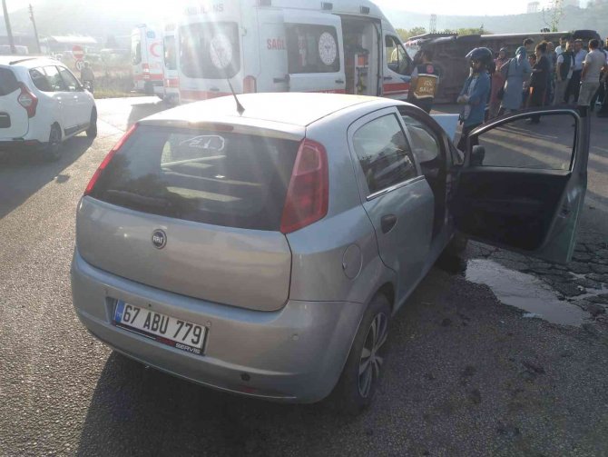 Bursa’da İşçi Servisi İle Otomobil Çarpıştı: 4 Yaralı