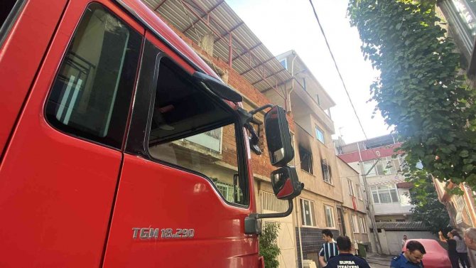 Bursa’da 3 Katlı Binada Yangın: 1 Kişi Ağır Yaralandı