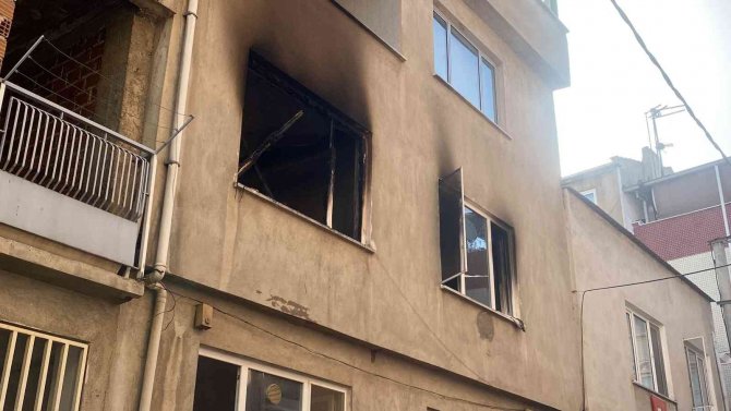 Bursa’da 3 Katlı Binada Yangın: 1 Kişi Ağır Yaralandı