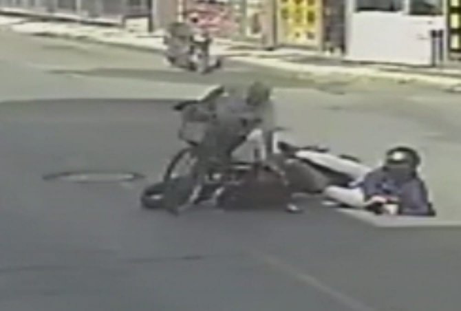 Motosikletin Çarptığı Bisikletli Yaralandı, Kaza Anı Kameraya Yansıdı