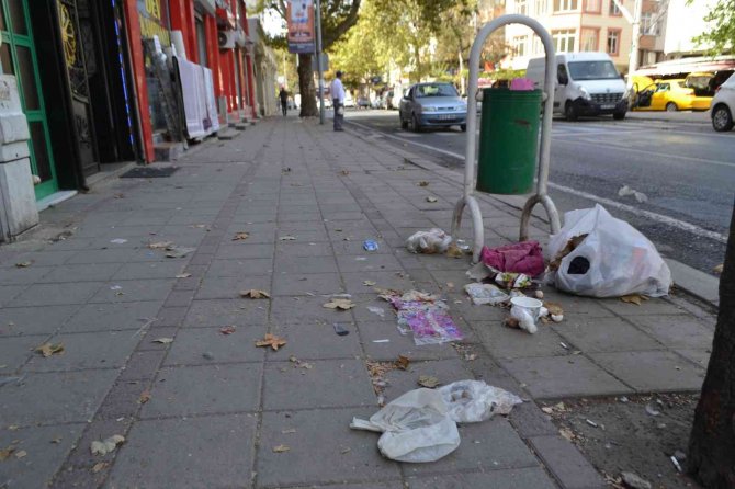 Çorlu’da Dünya Temizlik Günü’nde Esnaftan Çöp Tepkisi