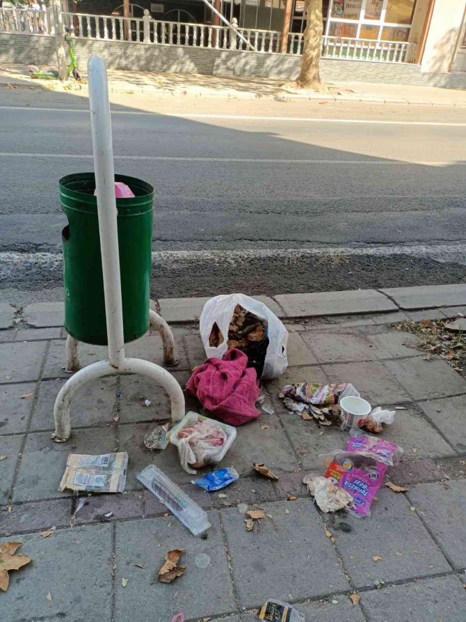Çorlu’da Dünya Temizlik Günü’nde Esnaftan Çöp Tepkisi