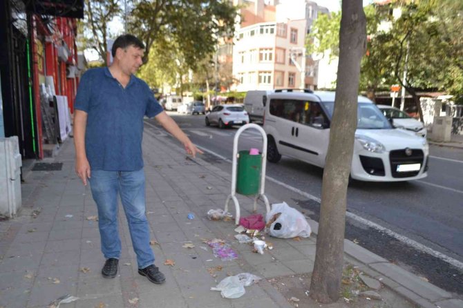 Çorlu’da Dünya Temizlik Günü’nde Esnaftan Çöp Tepkisi