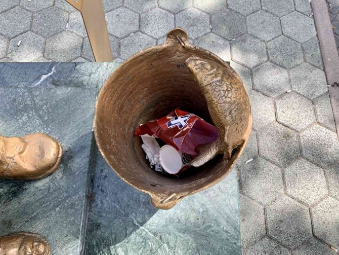 Üzerindeki “Allah Rızası İçin Kirletmeyin” Yazısına Aldırmadan Çöplüğe Çevirdiler