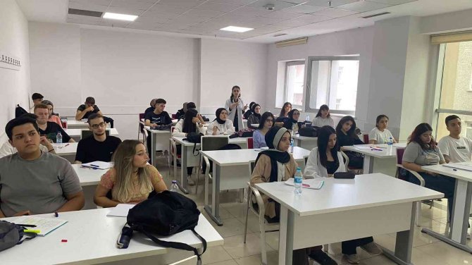 Gençlik Merkezi’nde Öğrenciler Horonla Moral Buluyor