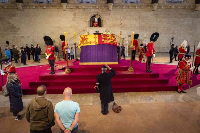 İ̇ngiltere’de Kraliçe Iı. Elizabeth’in Tabutuna Koşan Şahıs Tutuklandı