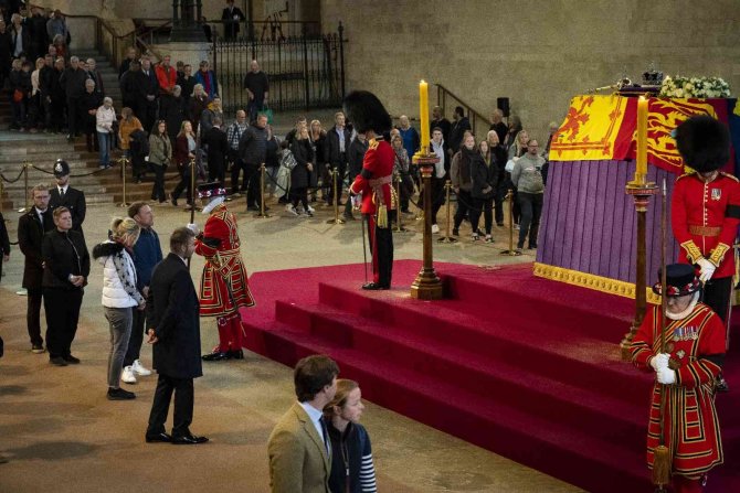 İ̇ngiltere’de Kraliçe Iı. Elizabeth’in Tabutuna Koşan Şahıs Tutuklandı