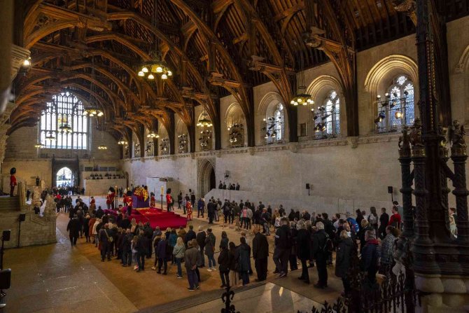 İ̇ngiltere’de Kraliçe Iı. Elizabeth’in Tabutuna Koşan Şahıs Tutuklandı