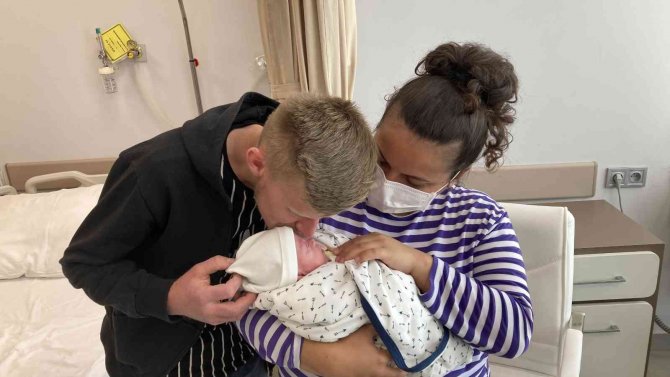 320 Gram Doğan Bebek 5 Ay Sonra Annesinin Kollarında