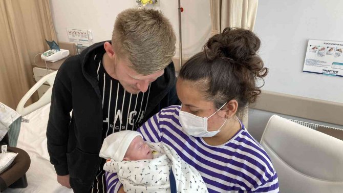 320 Gram Doğan Bebek 5 Ay Sonra Annesinin Kollarında