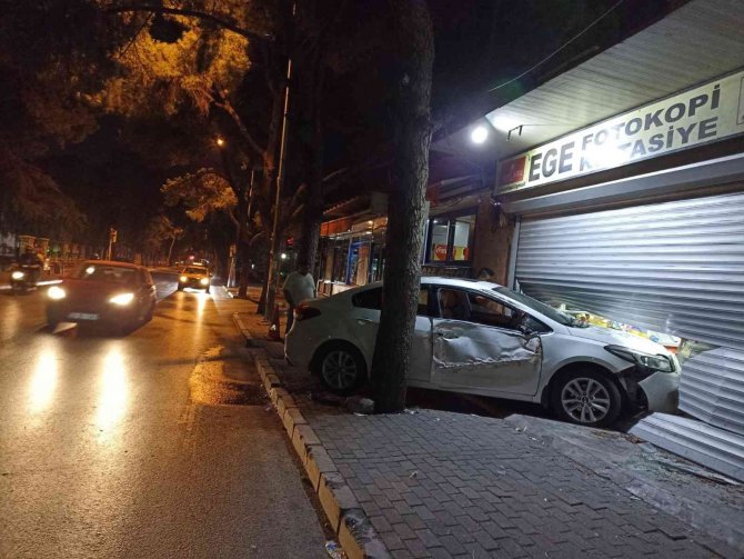 Kontrolden Çıkan Otomobil Kırtasiyeye Girdi