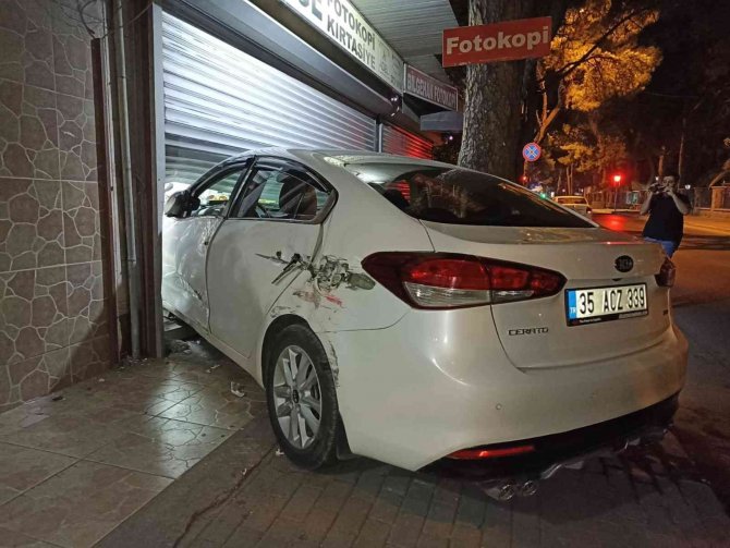 Kontrolden Çıkan Otomobil Kırtasiyeye Girdi