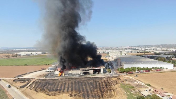 İ̇zmir’de Kozmetik Fabrikasında Büyük Yangın