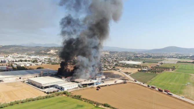 İ̇zmir’de Kozmetik Fabrikasında Büyük Yangın