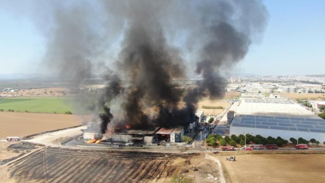 İ̇zmir’de Kozmetik Fabrikasında Büyük Yangın