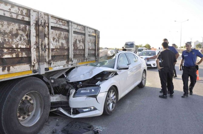 Otomobil Duran Çekiciye Arkadan Çarptı: 4 Yaralı