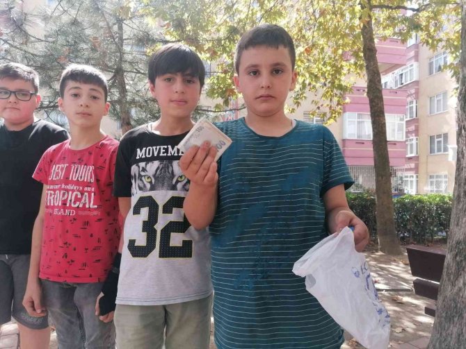 İ̇lkokul Çocuklarının Yaptığı Hareket Takdir Topladı