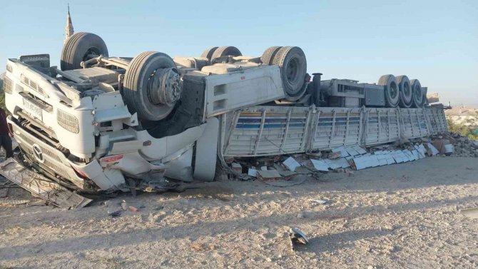 Konya’da Kontrolden Çıkan Tır Devrildi: 2 Yaralı