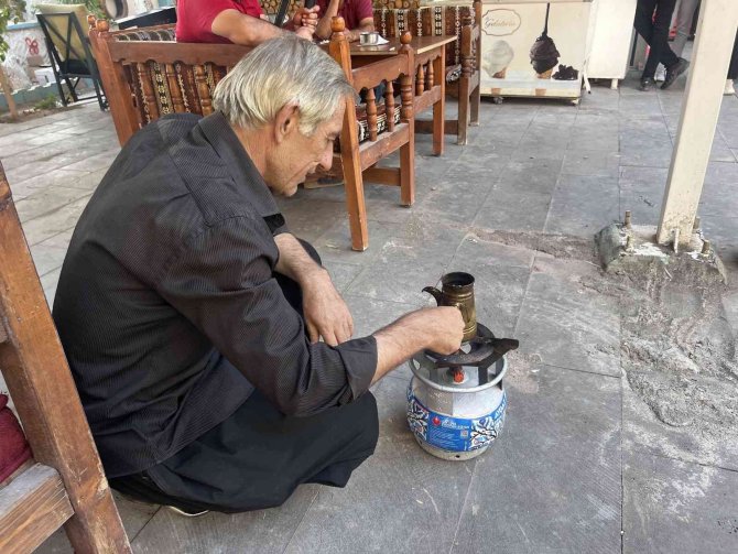 20 Yıldır Tüpü, Cezvesi Elinde Mırra Kahvesi İkram Ediyor