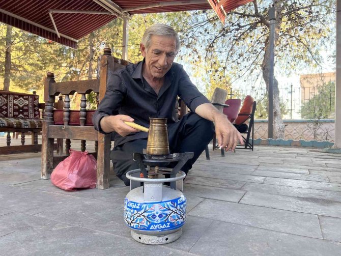 20 Yıldır Tüpü, Cezvesi Elinde Mırra Kahvesi İkram Ediyor