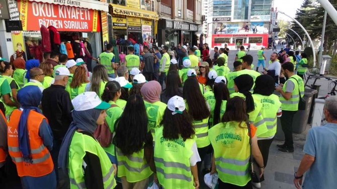 Dünya Temizlik Günü’nde Esnafa Süpürgeli Faraş Hediye Ettiler