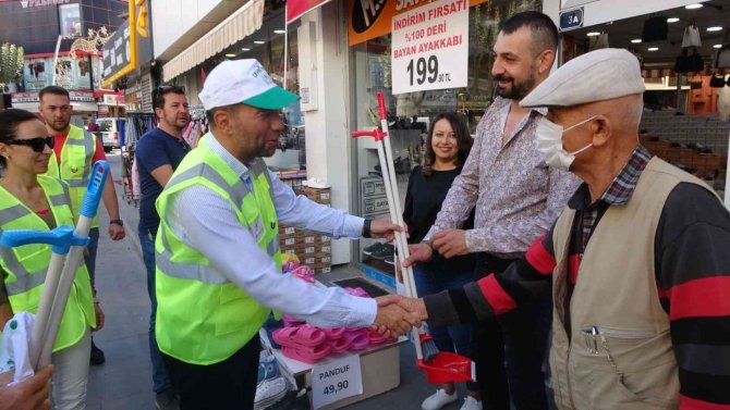 Dünya Temizlik Günü’nde Esnafa Süpürgeli Faraş Hediye Ettiler