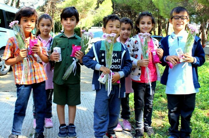 Başkan Kepez, Okula Yeni Başlayan Öğrencilere Hediye Verdi