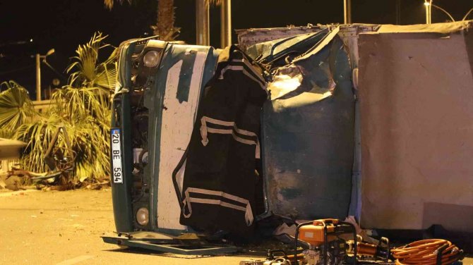 Denizli’de Kargo Kamyoneti Devrildi: 1 Ölü