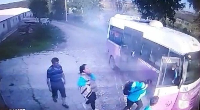 İ̇çi Öğrenci Dolu Servis Alev Aldı: Panik Anları Kamerada