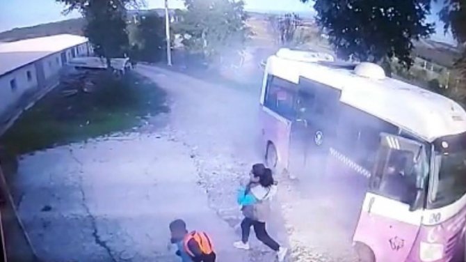 İ̇çi Öğrenci Dolu Servis Alev Aldı: Panik Anları Kamerada