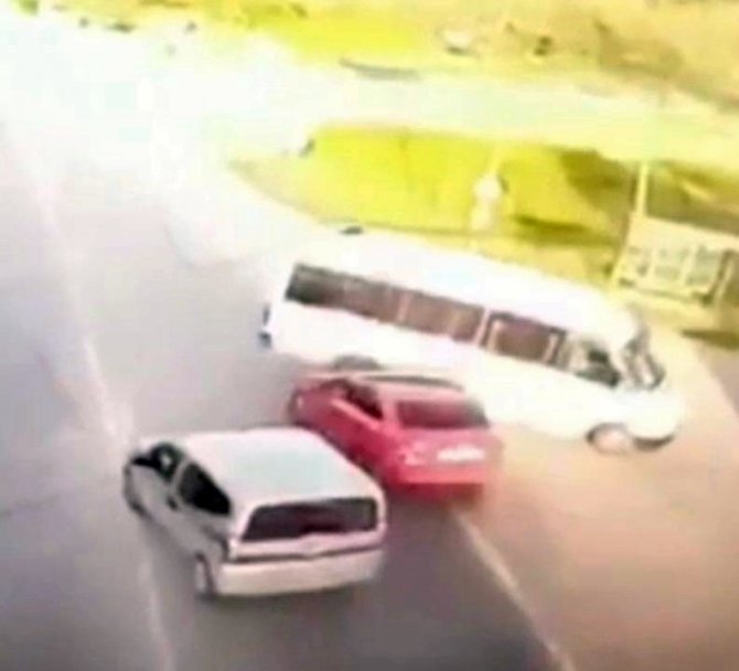 Otomobil İle Minibüs Çarpıştı, 3 Kişi Yaralandı: Kaza Anı Kamerada