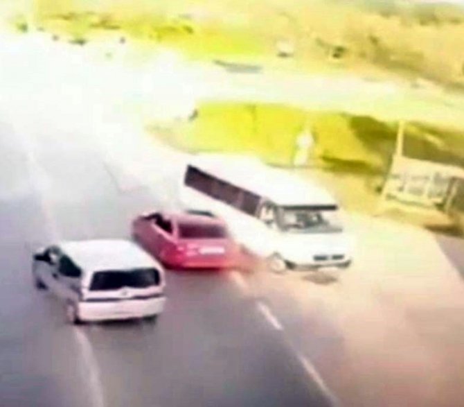 Otomobil İle Minibüs Çarpıştı, 3 Kişi Yaralandı: Kaza Anı Kamerada