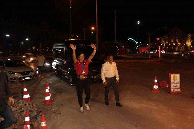 Dünya Şampiyonu Güreşçi, Memleketinde Coşkuyla Karşılandı