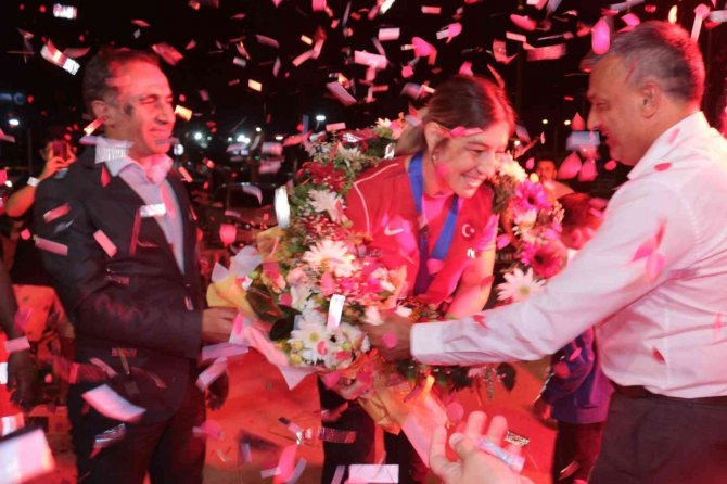 Dünya Şampiyonu Güreşçi, Memleketinde Coşkuyla Karşılandı