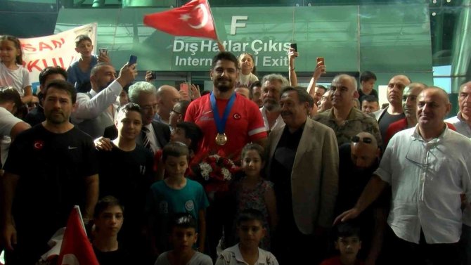3.kez Dünya Şampiyonu Olan Taha Akgül’e Coşkulu Karşılama
