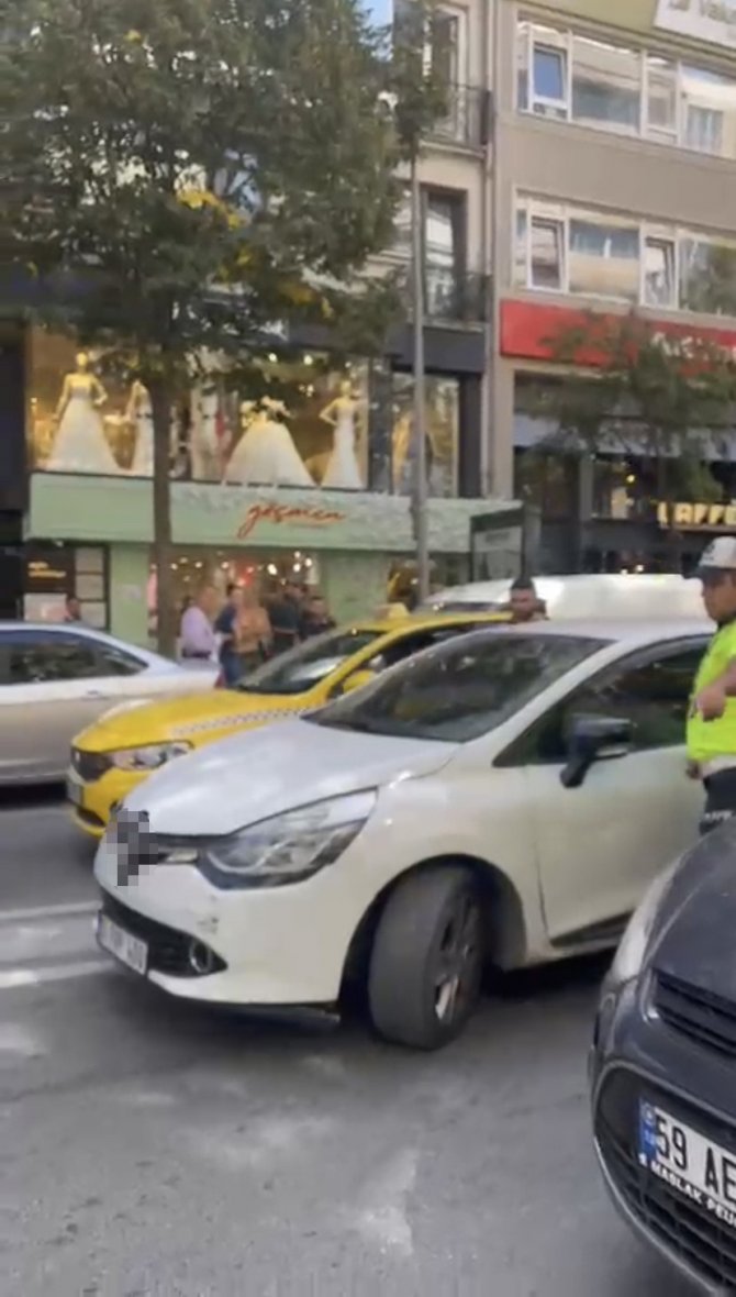 Şişli’de Denetimden Kaçan Şüpheli Aracını Polislerin Üzerine Sürdü: O Anlar Kamerada