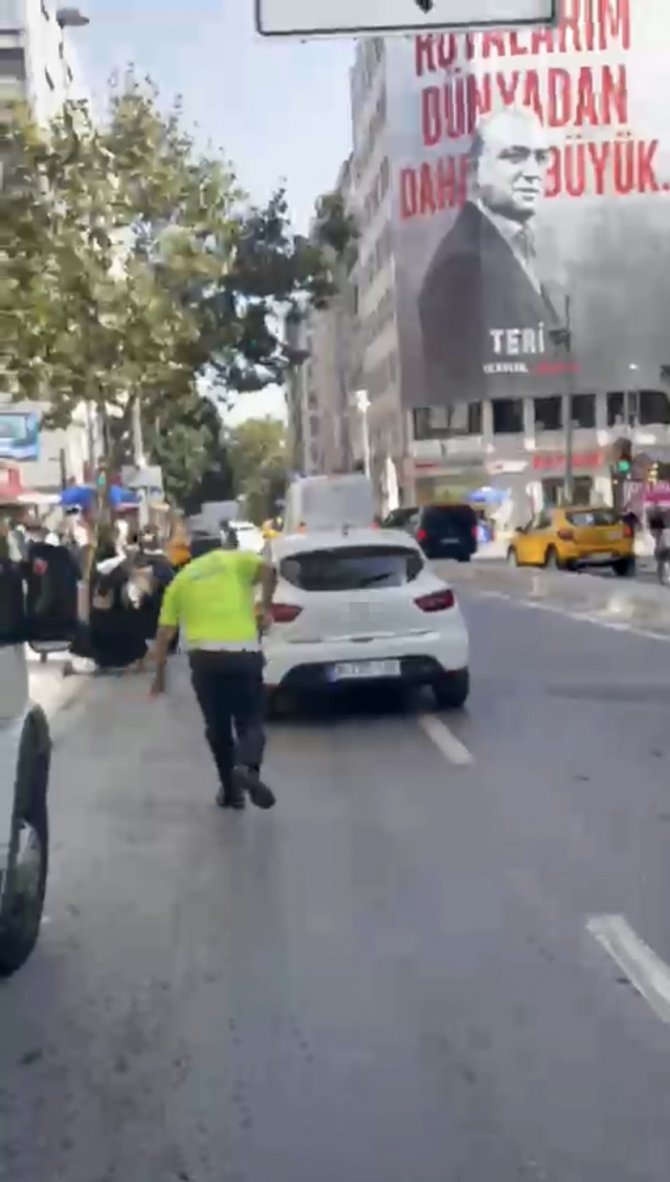 Şişli’de Denetimden Kaçan Şüpheli Aracını Polislerin Üzerine Sürdü: O Anlar Kamerada