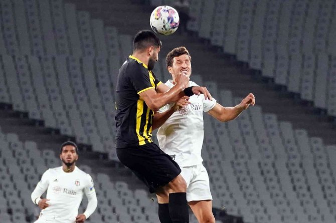 Spor Toto Süper Lig: İ̇stanbulspor: 1 - Beşiktaş: 2 (İ̇lk Yarı)