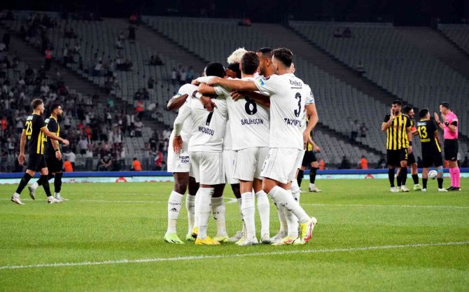 Spor Toto Süper Lig: İ̇stanbulspor: 1 - Beşiktaş: 2 (İ̇lk Yarı)