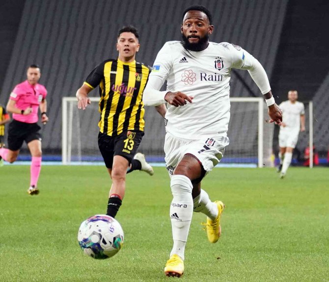 Spor Toto Süper Lig: İ̇stanbulspor: 1 - Beşiktaş: 2 (İ̇lk Yarı)