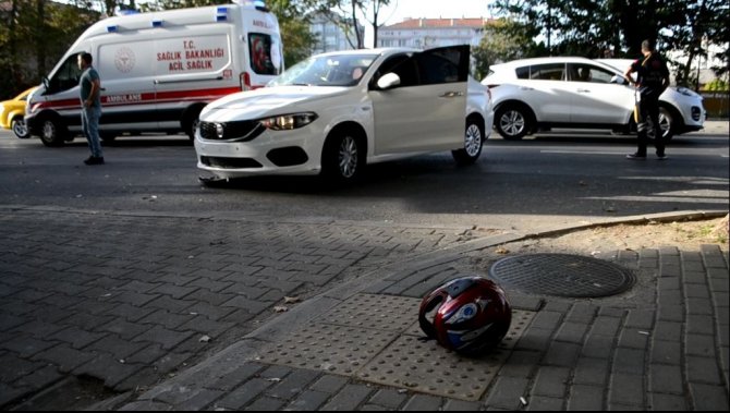 Otomobille Kafa Kafaya Çarpışan Motosikletliyi Kaskı Kurtardı