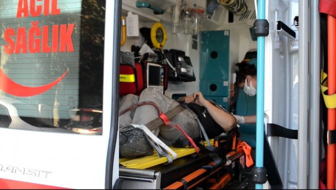 Otomobille Kafa Kafaya Çarpışan Motosikletliyi Kaskı Kurtardı