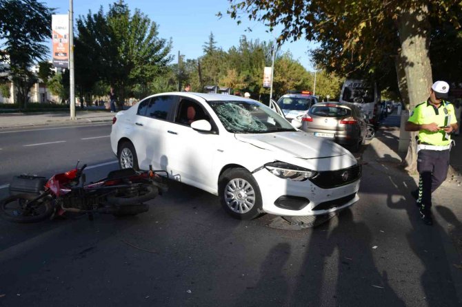 Otomobille Kafa Kafaya Çarpışan Motosikletliyi Kaskı Kurtardı