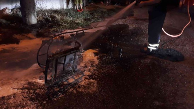 Servise Çıkan Kuryenin Motosikleti Alev Alev Yandı