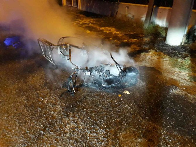 Servise Çıkan Kuryenin Motosikleti Alev Alev Yandı