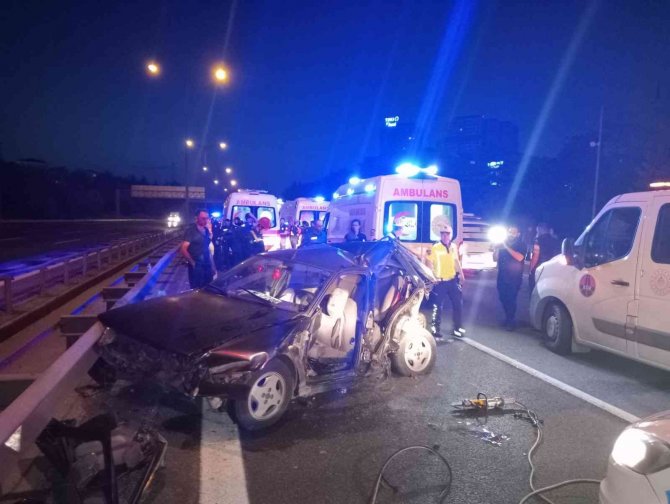 Tem Otoyolu’nda Kontrolden Çıkan Otomobil Önce Otomobile Sonra Hafriyat Kamyonuna Çarptı: 4 Yaralı