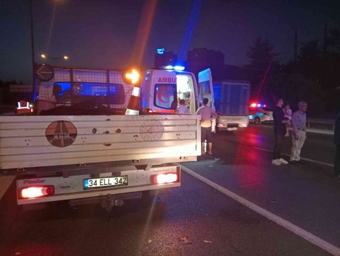 Tem Otoyolu’nda Kontrolden Çıkan Otomobil Önce Otomobile Sonra Hafriyat Kamyonuna Çarptı: 4 Yaralı