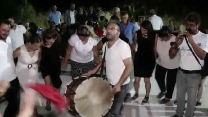 Çılgın Davulcu Kendinden Geçti, Davulu Patlattı