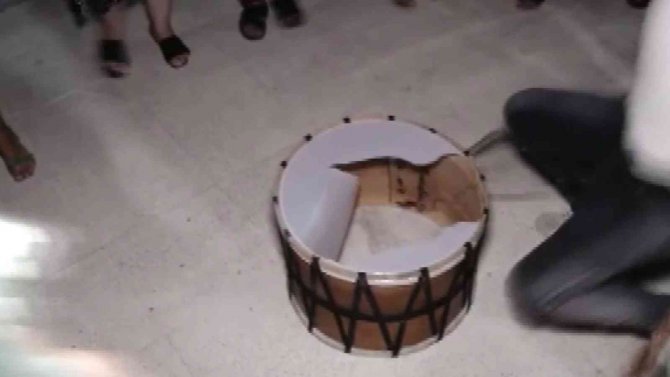 Çılgın Davulcu Kendinden Geçti, Davulu Patlattı