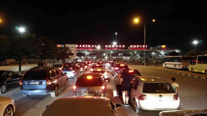 Türkiye’de Alışveriş Sonrası Dönüşe Geçen Bulgarlar Gümrükte Yoğunluk Oluşturdu